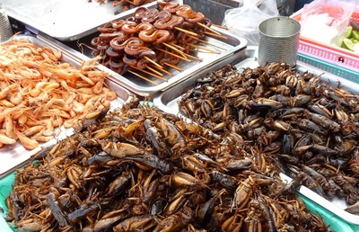 油炸毒蜘蛛 柬埔寨街頭的獵奇美食與文化符號